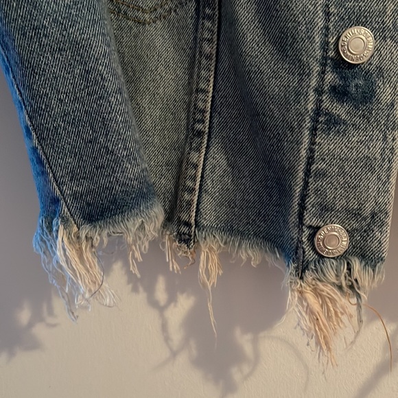 ❌SOLD❌🤍H&M🤍 DISTRESSED RIPPED CROP DENIM JACKET - Picture 3 of 5